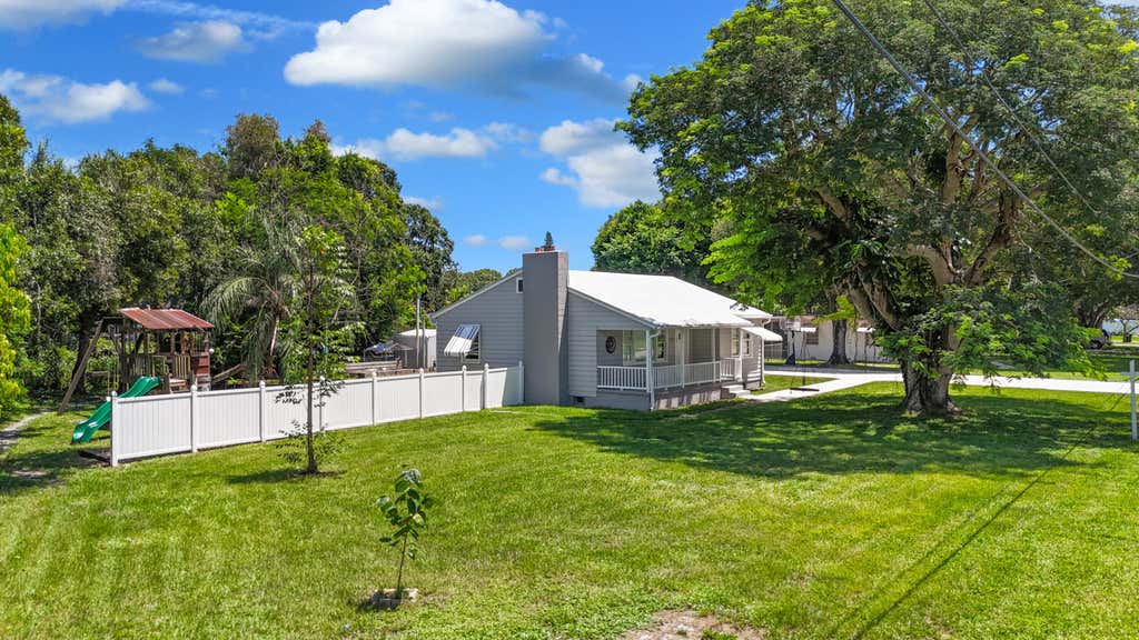 Photo of 1126 Pine Avenue, Fort Pierce, FL 34982 (MLS # B26063552)