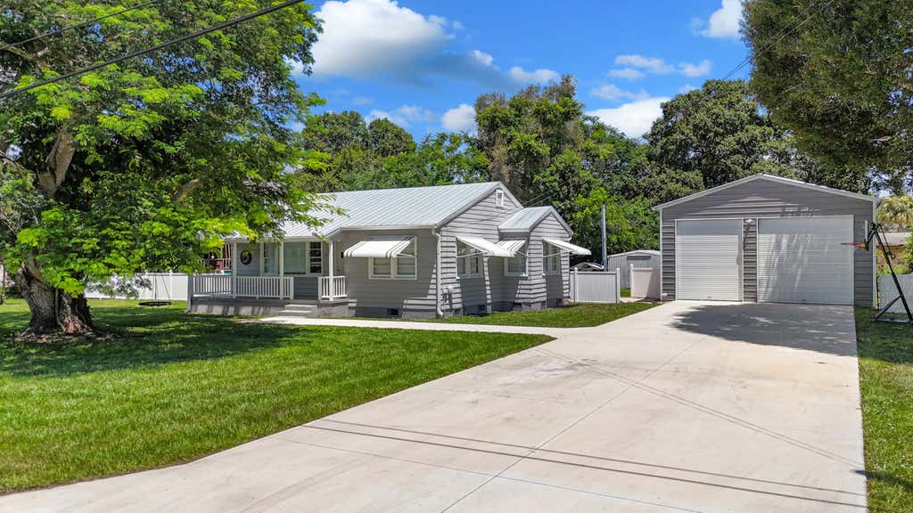 Photo of 1126 Pine Avenue, Fort Pierce, FL 34982 (MLS # B26063552)