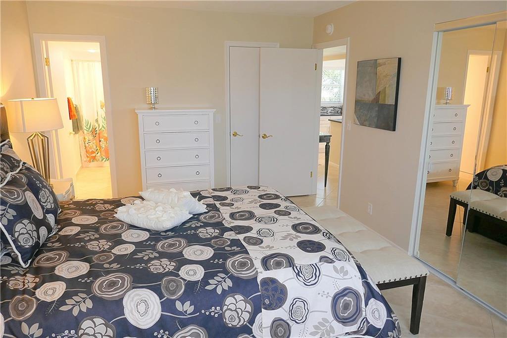 VILLAGE ROYALE GREENBROOK - Residential