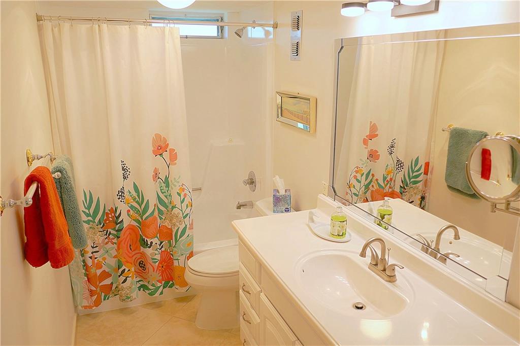 VILLAGE ROYALE GREENBROOK - Residential