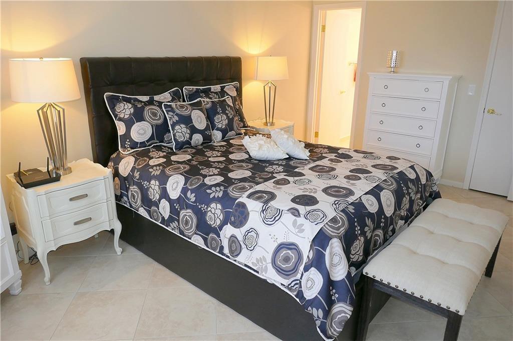 VILLAGE ROYALE GREENBROOK - Residential