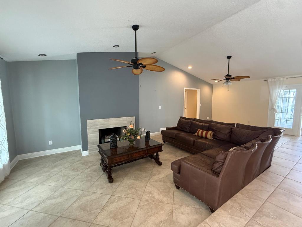 GREENVIEW SHORES 2 OF WELLINGTON - Residential Lease