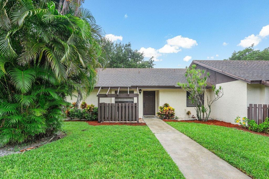 Photo of 101 Via De Casas Norte, Boynton Beach, FL 33426 (MLS # R11011881)