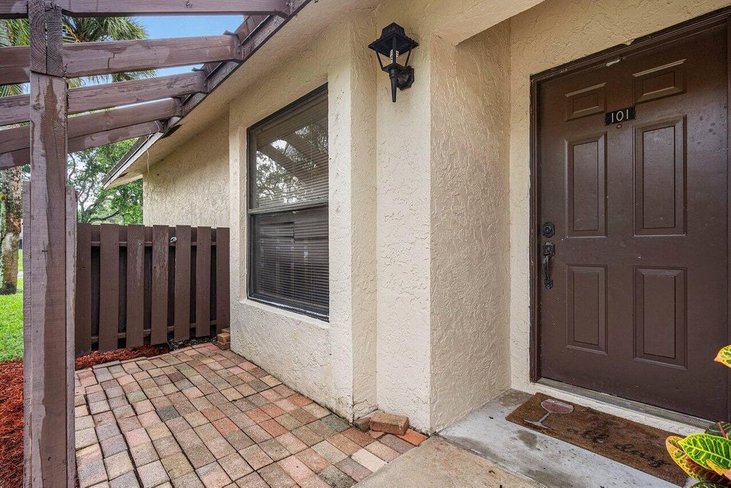 Photo of 101 Via De Casas Norte, Boynton Beach, FL 33426 (MLS # R11011881)