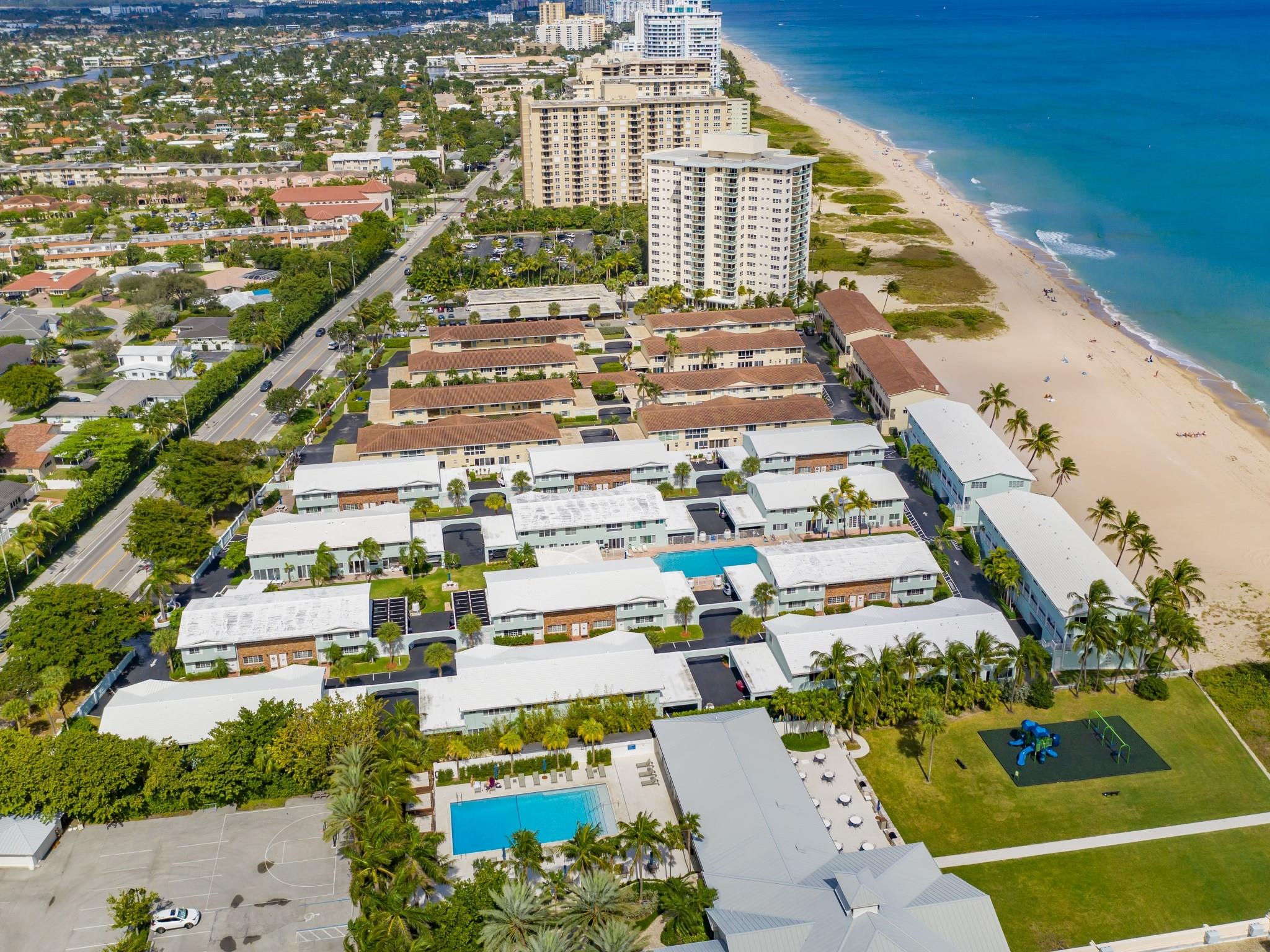 BEACHFRONT TOWNHOUSE COMMUMITY IN LAUDERDALE BY THE SEA. 2 BEDROOMS 2 AND A HALF BATHS. MARBLE FLOORS, GRANITE AND STAINLESS KITCHEN. WASHER AND DRYER. STEPS TO THE OCEAN. WALK TO RESTURANTS AND SHOPS. SUNSHINE AND WARM OCEAN BREEZES.