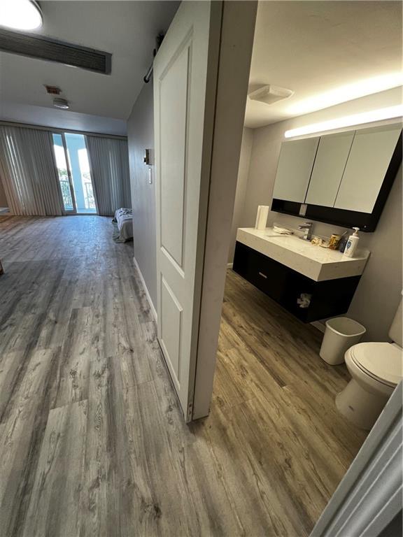 THE CARRIAGE HOUSE CONDO - Residential