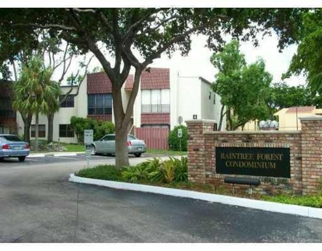 Photo of 301 N Pine Island Rd #211, Plantation, FL 33324 (MLS # F10297802)