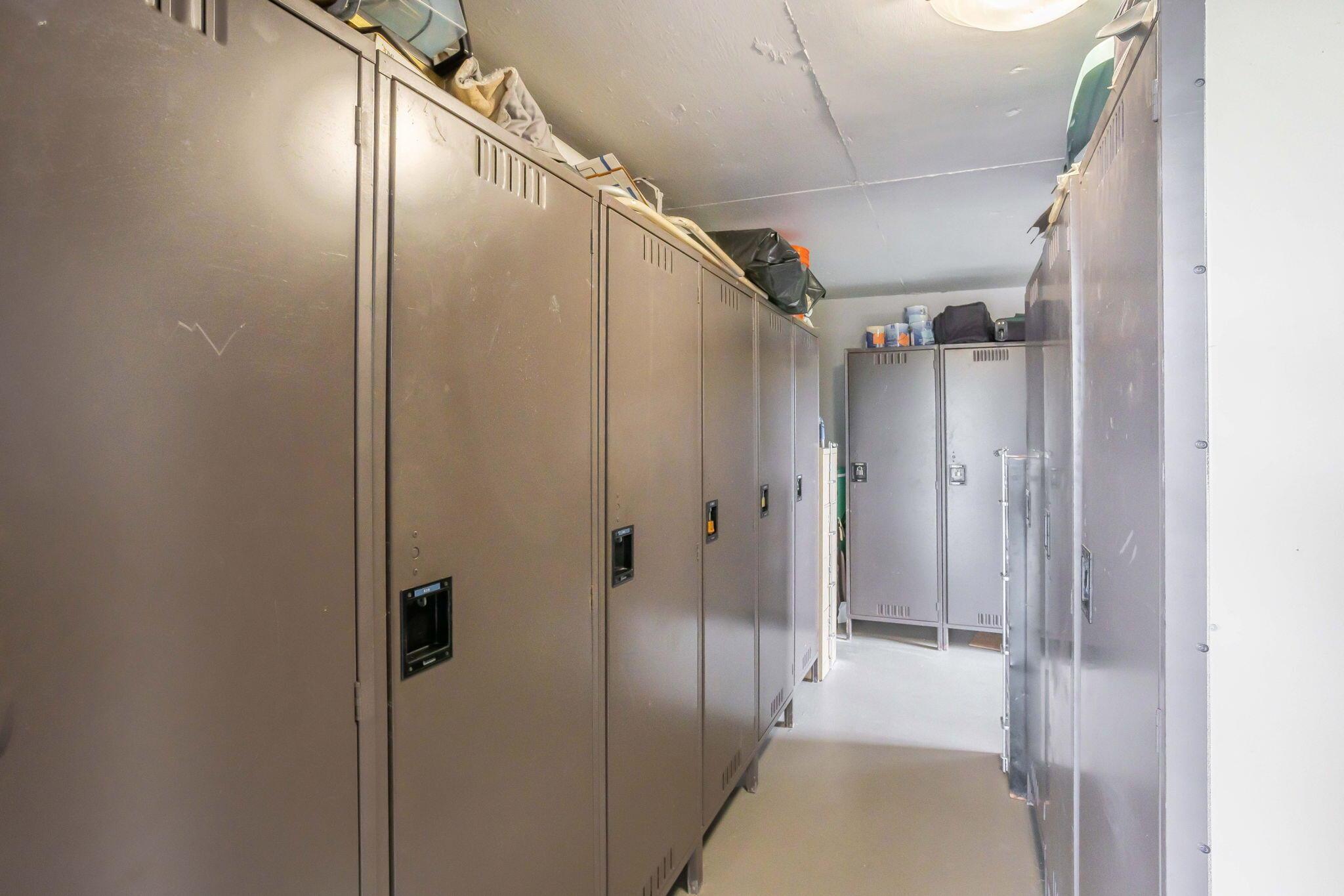 HILLCREST COUNTRY CLUB AP - Residential