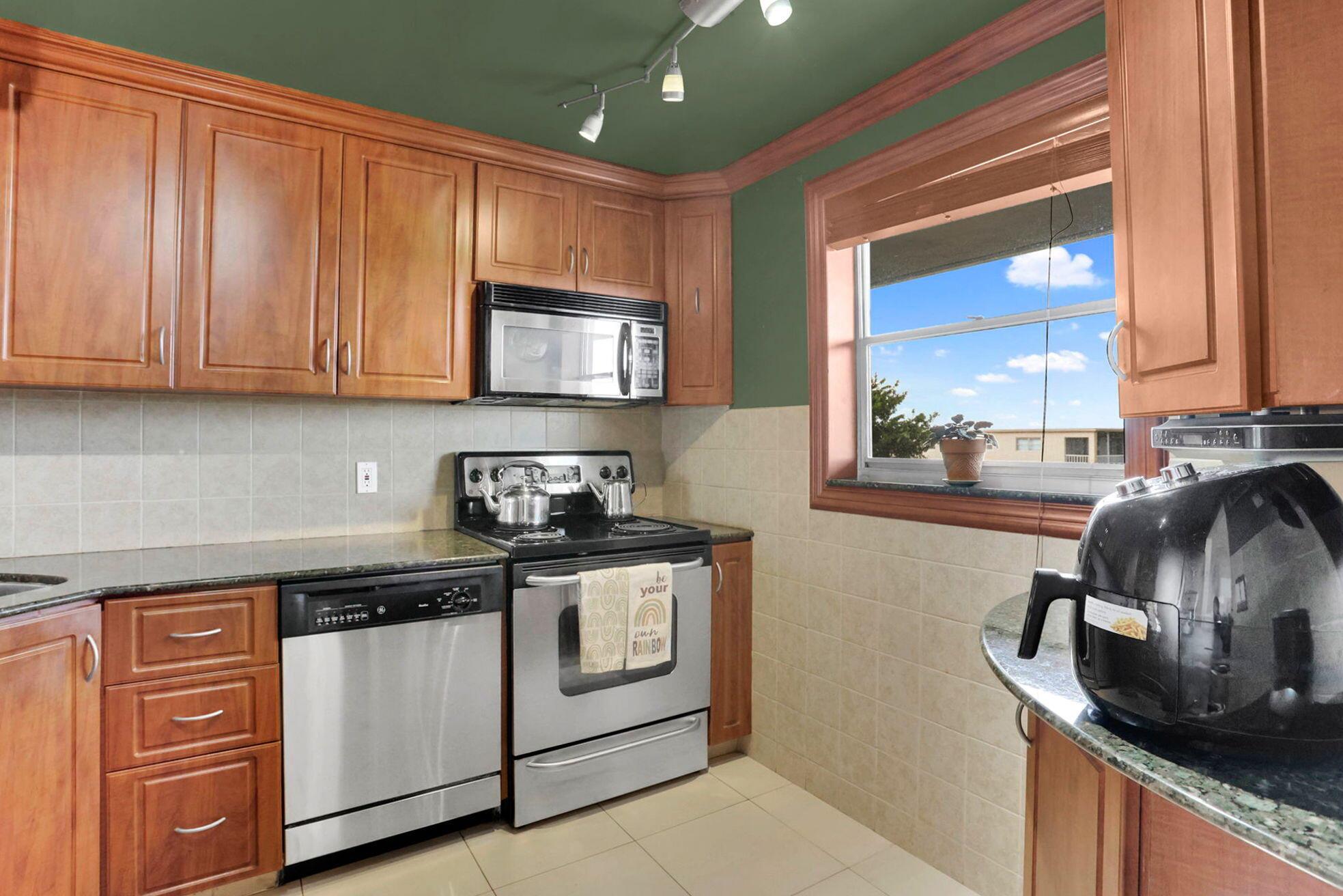 HILLCREST COUNTRY CLUB AP - Residential