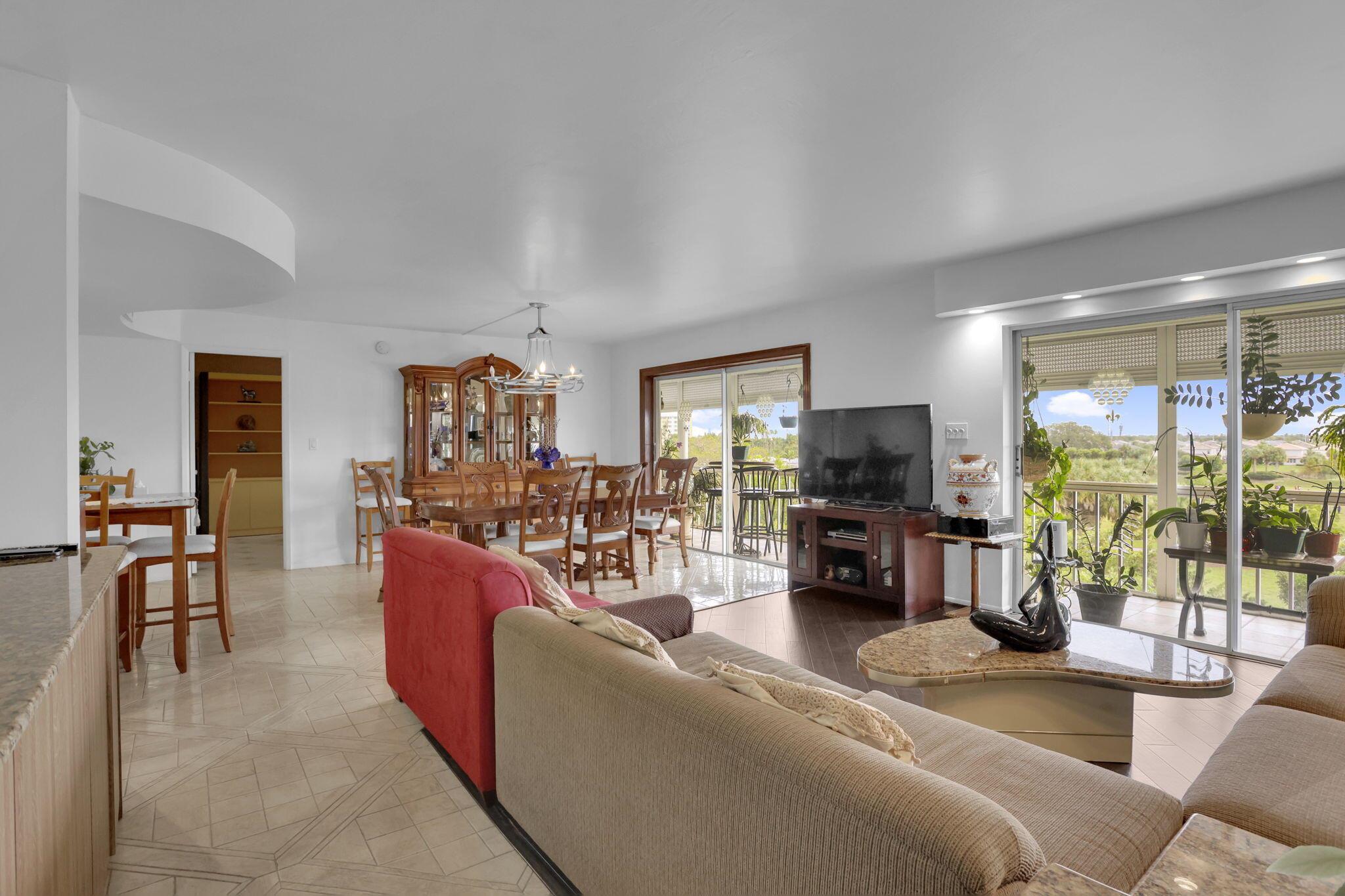 HILLCREST COUNTRY CLUB AP - Residential