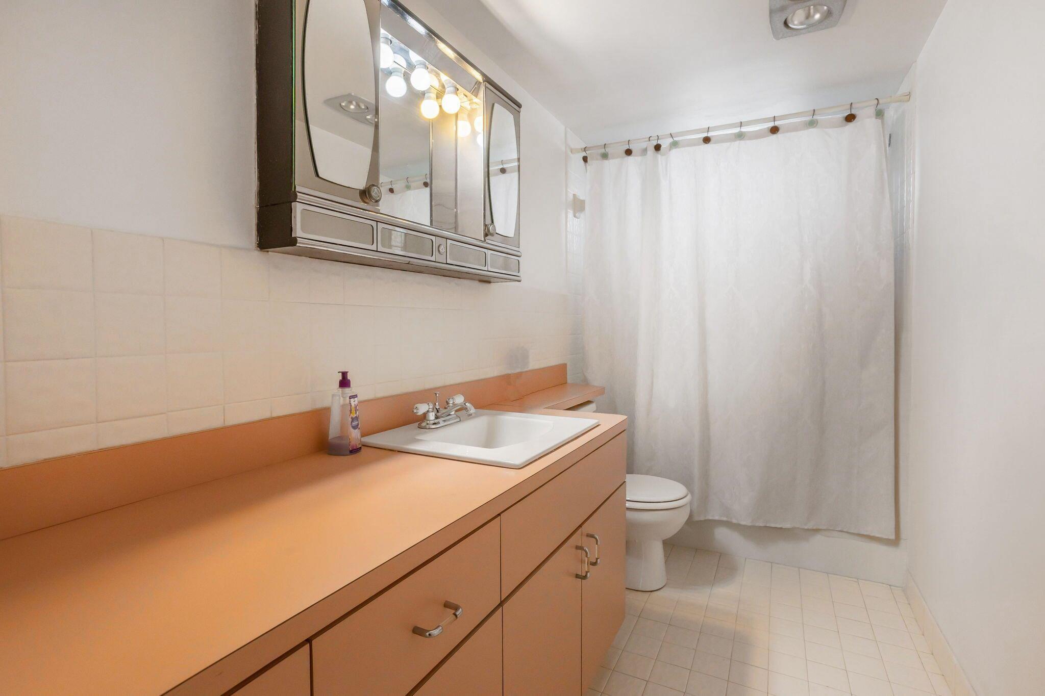 HILLCREST COUNTRY CLUB AP - Residential