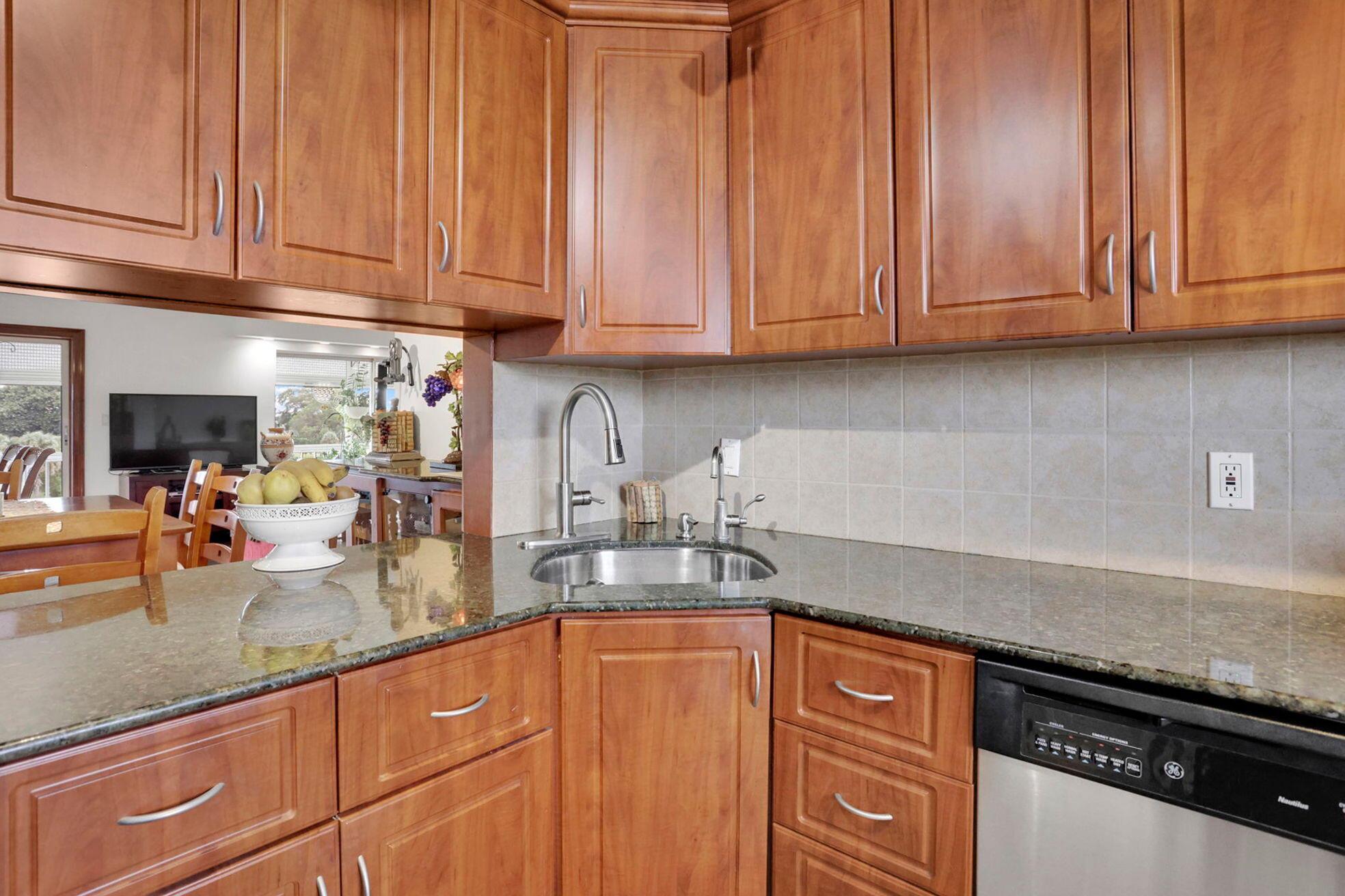 HILLCREST COUNTRY CLUB AP - Residential