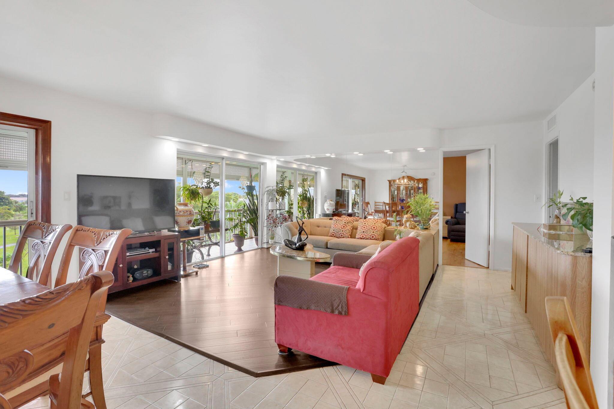 HILLCREST COUNTRY CLUB AP - Residential