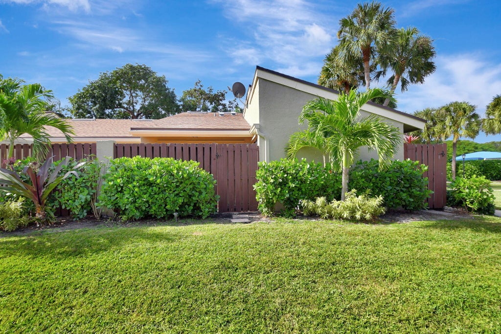 Photo of 53 Meadows Drive, Boynton Beach, FL 33436 (MLS # R11042046)