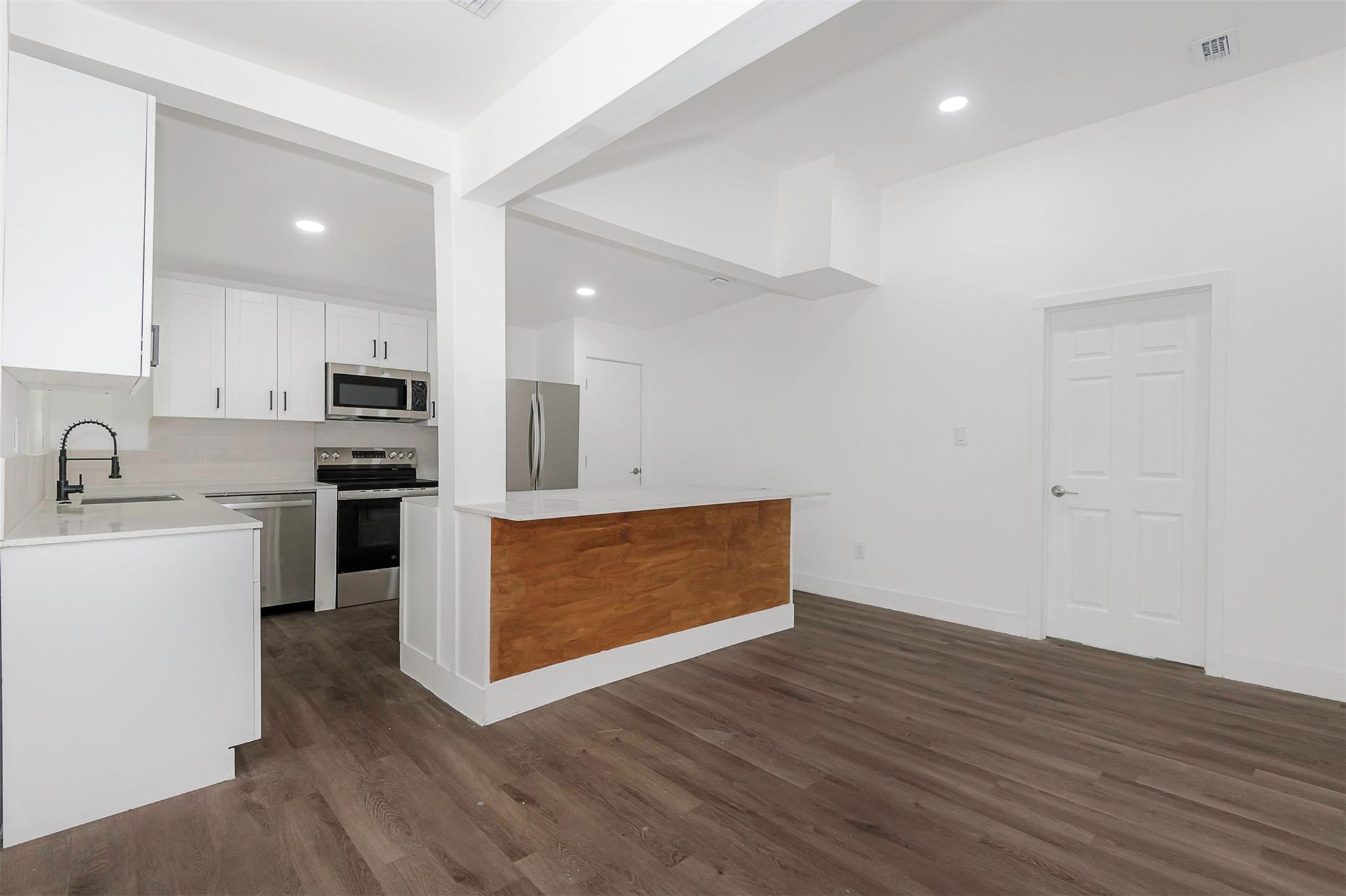 North Hollywood 4-1 B - Residential Income