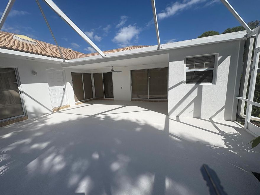 BEAUTIFUL PALM BEACH GARDENS TWO BED TWO BATH WITH NEW FRIDG AND WASHER/DRYER.  CARPET AND HAS A LARGE PATIO SCREENED IN,  GREAT ENTERTAINING OUT SIDE.  CLOSE TO RESTURANTS AND SHOPING, 20 MIN FROM THE AIRPORT, TURNPIKE AND I-95. PALM BEACH GARDENS MALL WITHIN WALKING DISTANCE.   HOSPITAL, COURT HOUSE , FIRE DEPARTMENT AND POLICE WITHIN 4 MILES.     GREAT LOCATION.