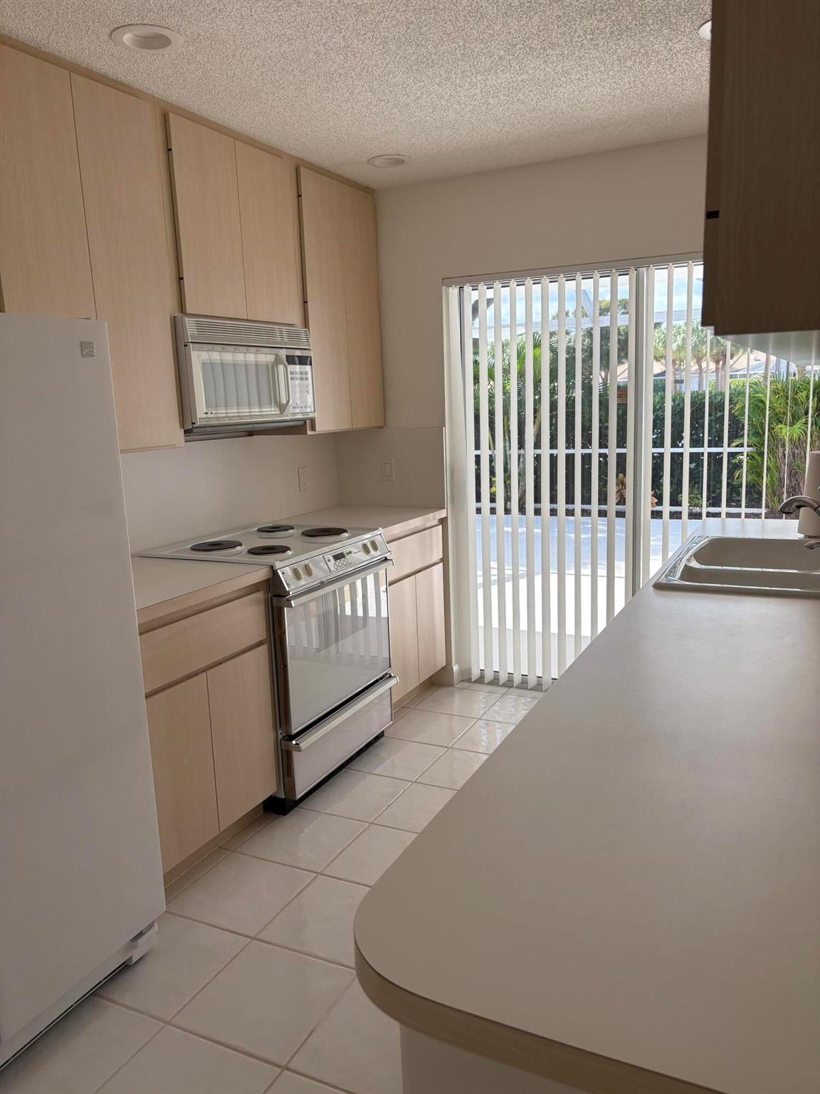 OAKS-SUNTERRACE 4 - Residential Lease