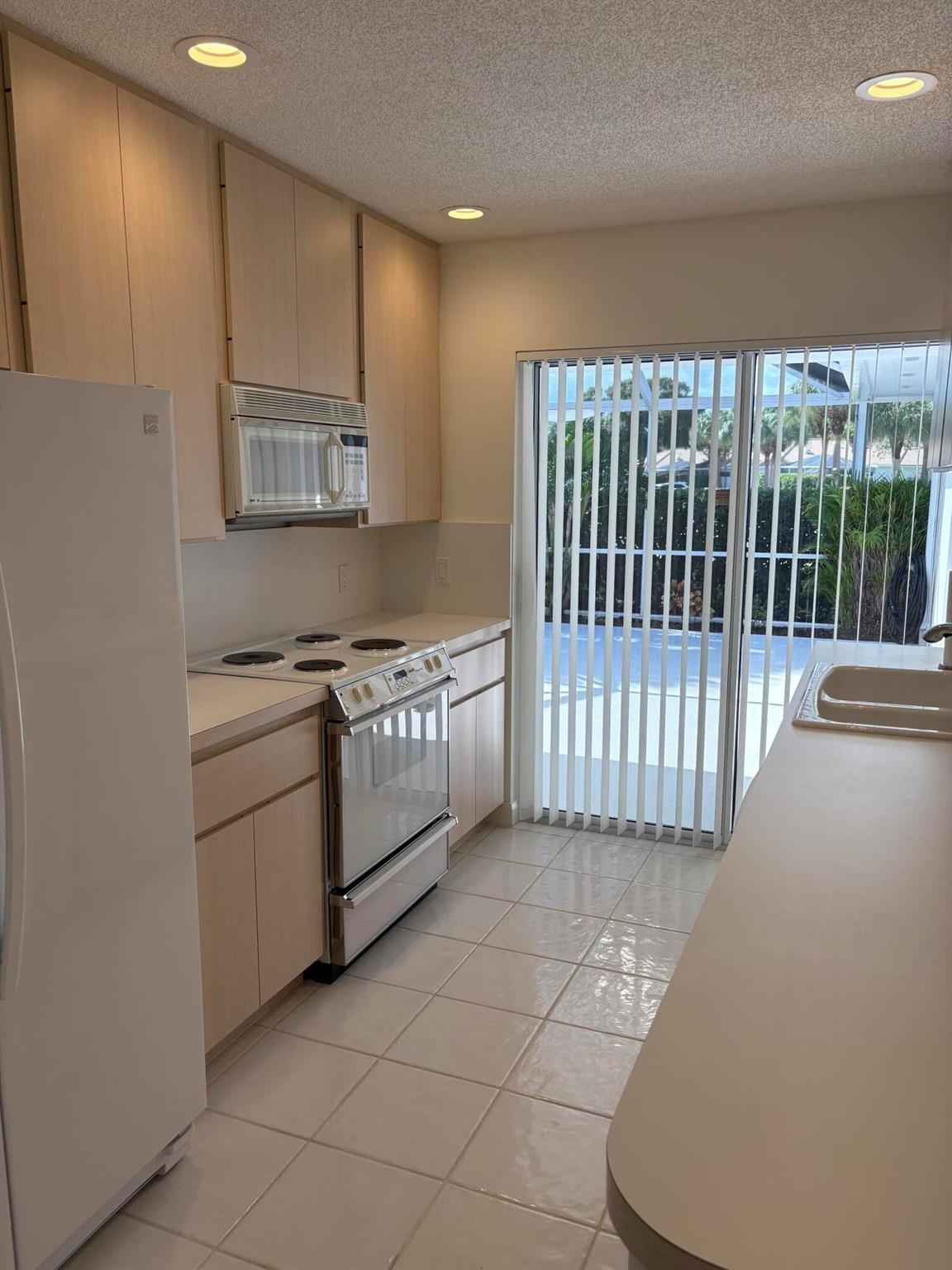 OAKS-SUNTERRACE 4 - Residential Lease