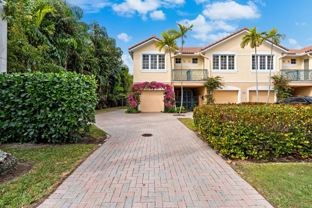 Photo of 336 VENETIAN Drive #1, Delray Beach, FL 33483 (MLS # B26082901)