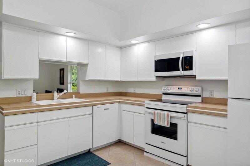 RESERVE GOLF VILLAS - Residential Lease