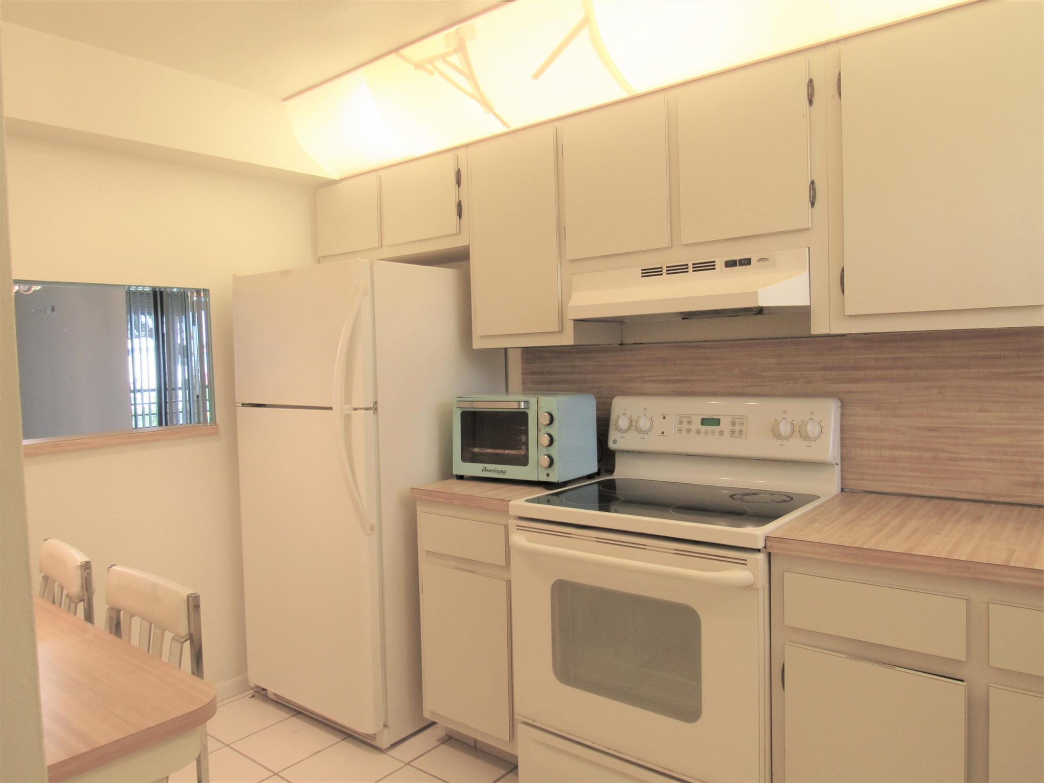 4640 Lucerne Lakes Boulevard 206, Lake Worth, FL, 33467/$118,000 3 4640 Lucerne Lakes Boulevard 206