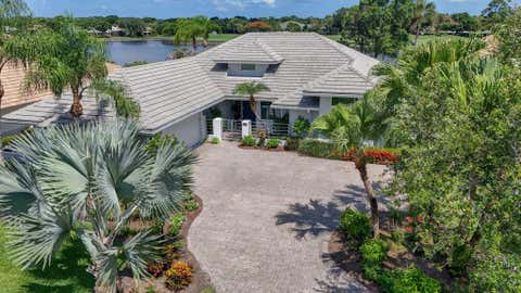 Photo of 1306 SE Brewster Place SE, Stuart, FL 34997 (MLS # B26043045)