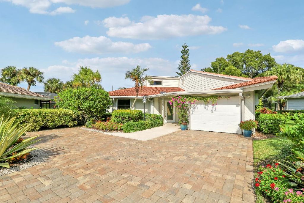 Photo of 13886 Whispering Lakes Lane, Palm Beach Gardens, FL 33418 (MLS # R11140251)