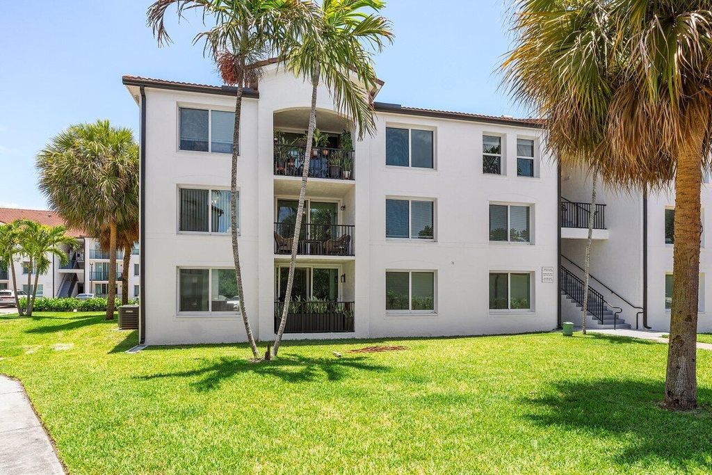 Photo of 1109 Villa Circle, Boynton Beach, FL 33435 (MLS # R11099123)