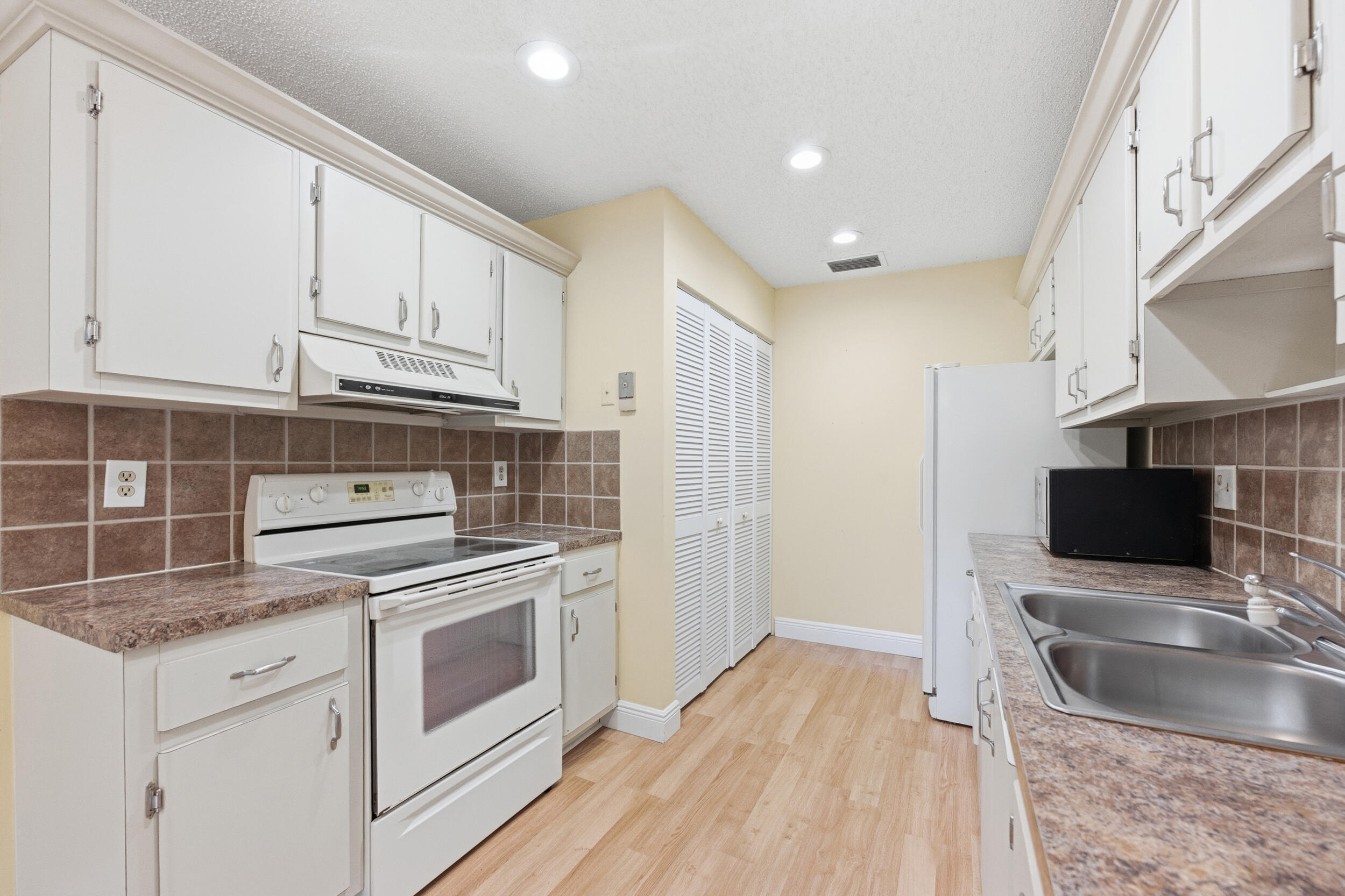 DELRAY VILLAS 3 - Residential