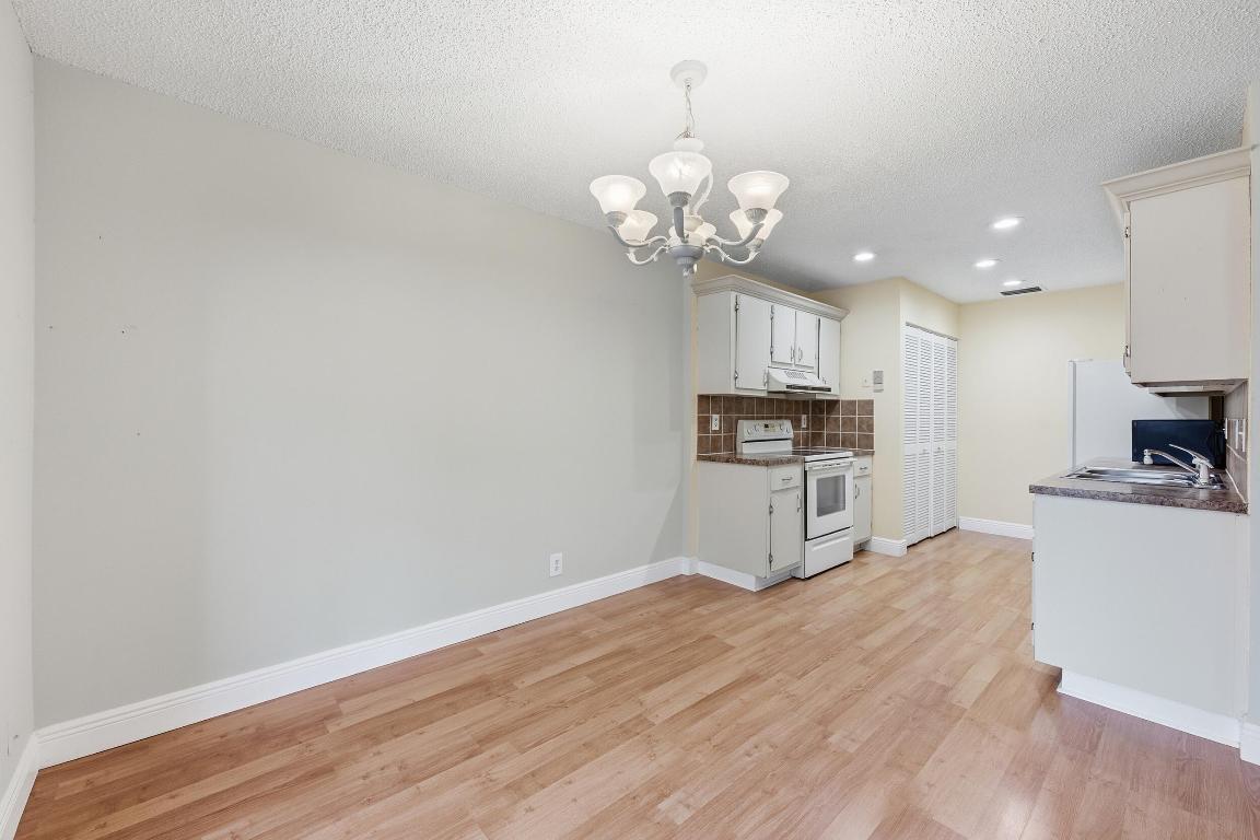 DELRAY VILLAS 3 - Residential