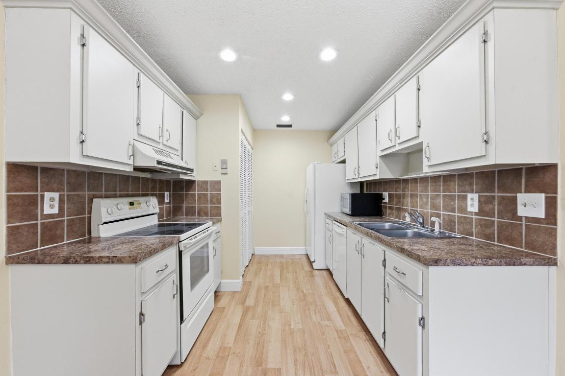 DELRAY VILLAS 3 - Residential