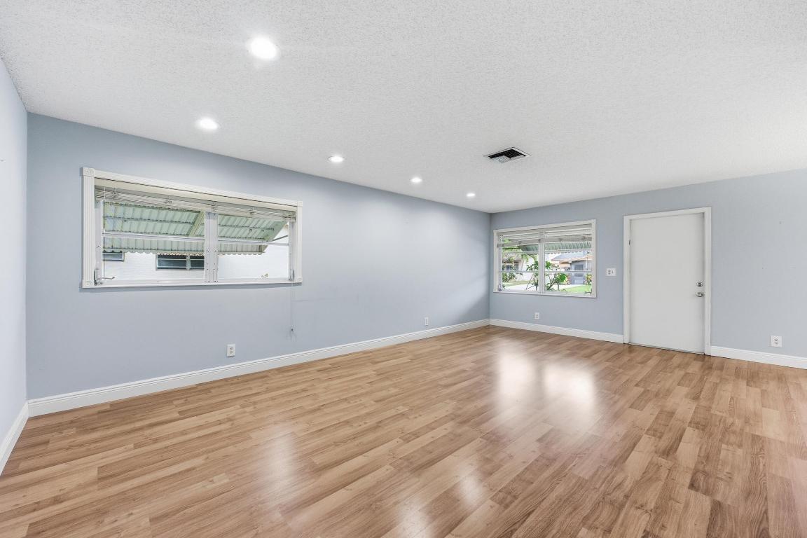 DELRAY VILLAS 3 - Residential