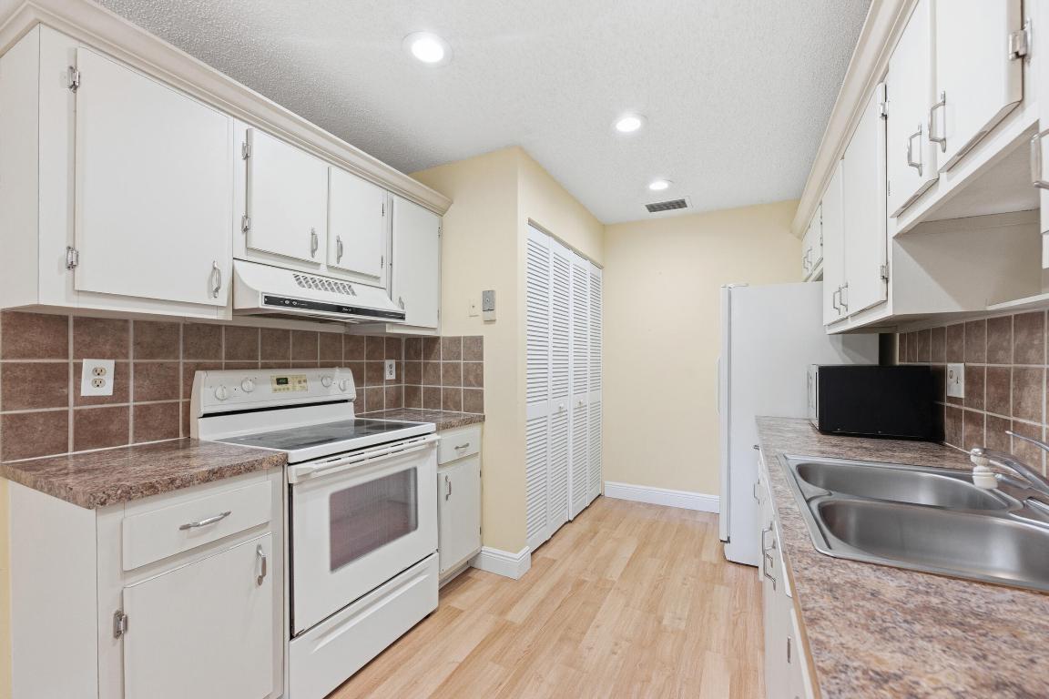 DELRAY VILLAS 3 - Residential