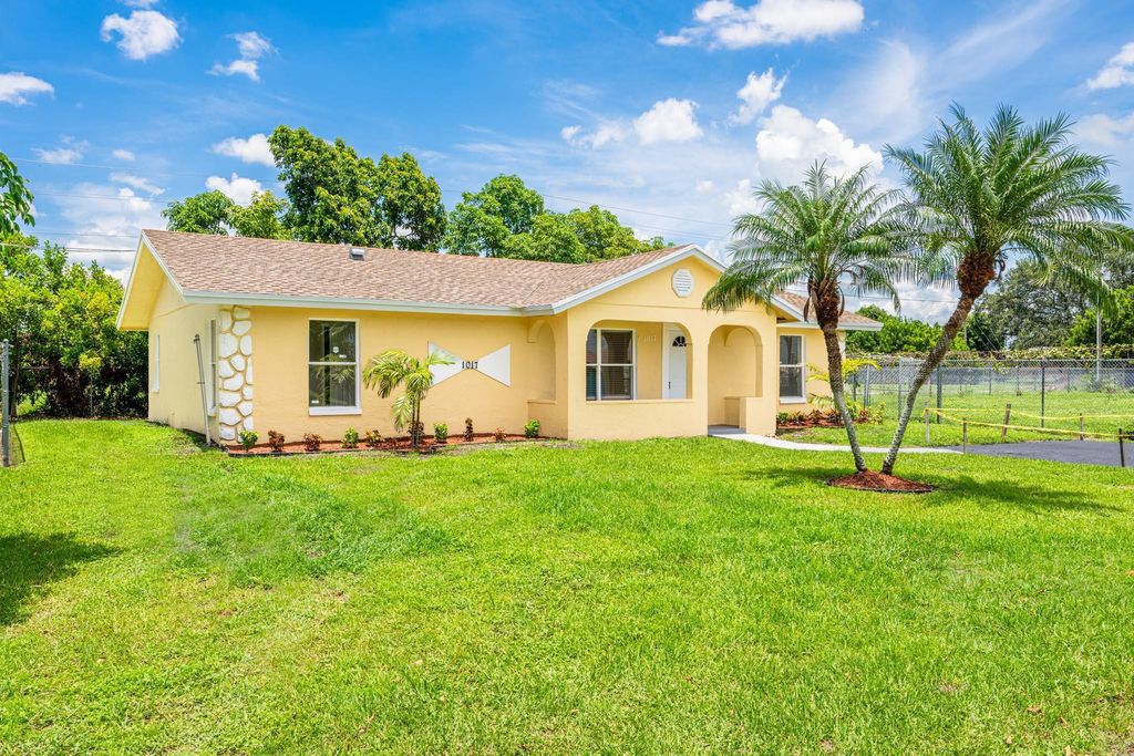 Photo of 1017 SW Avenue I, Belle Glade, FL 33430 (MLS # R11107650)