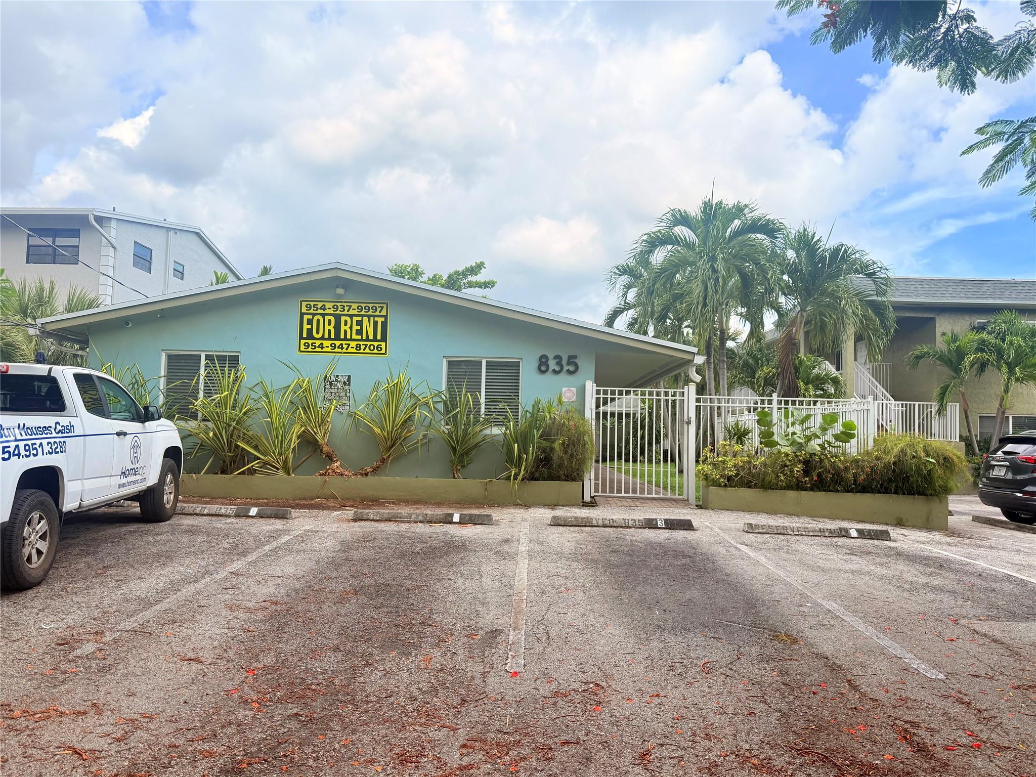 cozy one bedroom, vacant ready for rent. Located in the heart of Ft Lauderdale 11 min drive to the beach and close to restaurants, supermarket and more!