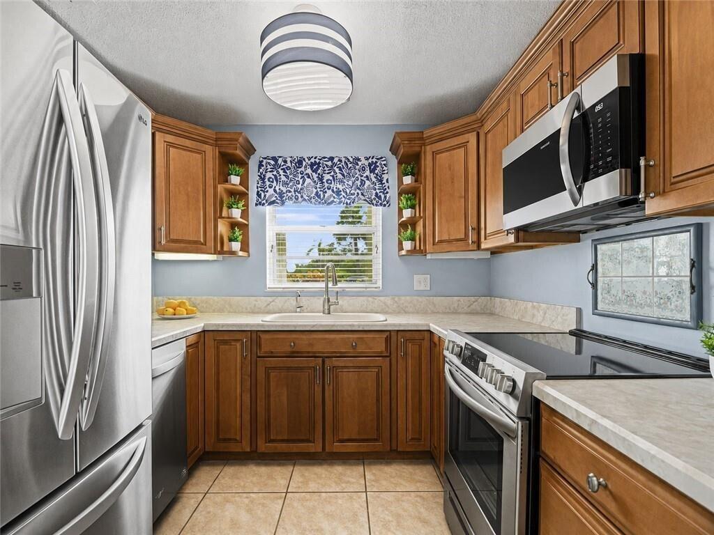 73 Royal Oak Court 101, Vero Beach, FL, 32962/$179,000 2 73 Royal Oak Court 101