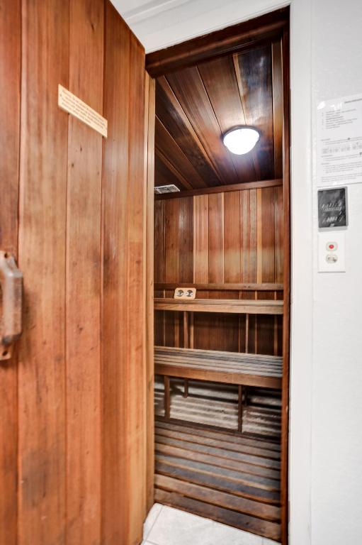 BARCLAY CONDO - Residential