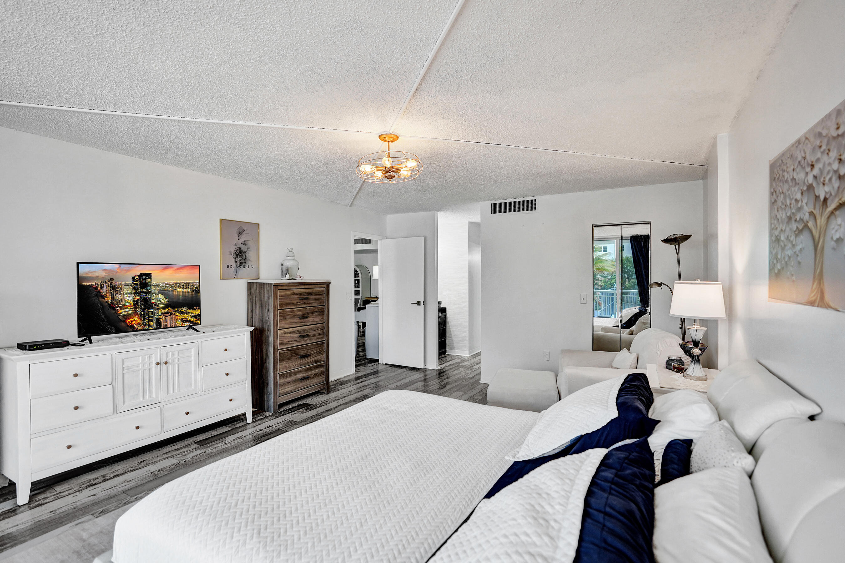 BARCLAY CONDO - Residential