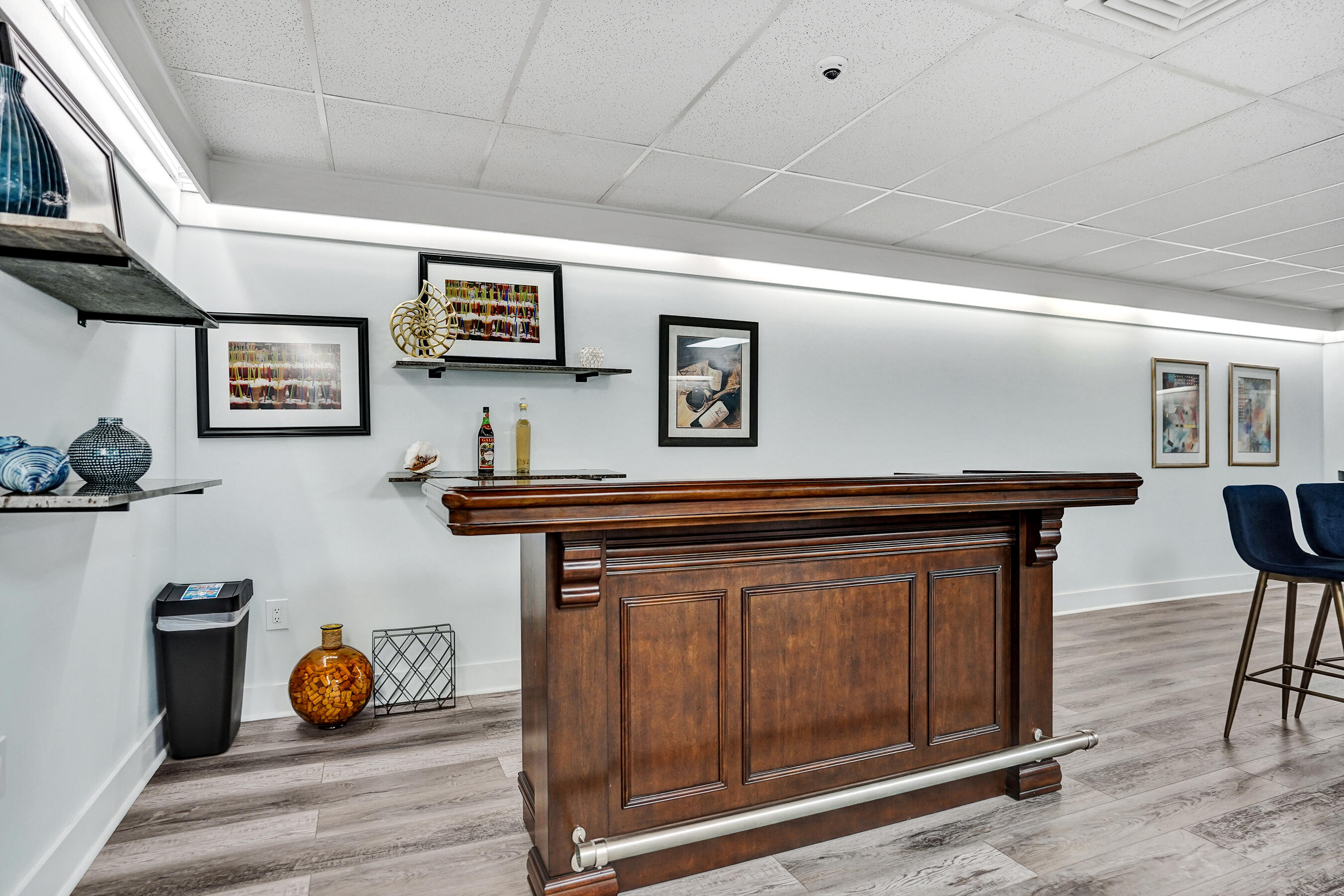 BARCLAY CONDO - Residential