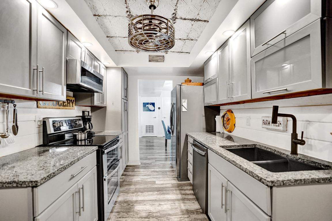 BARCLAY CONDO - Residential