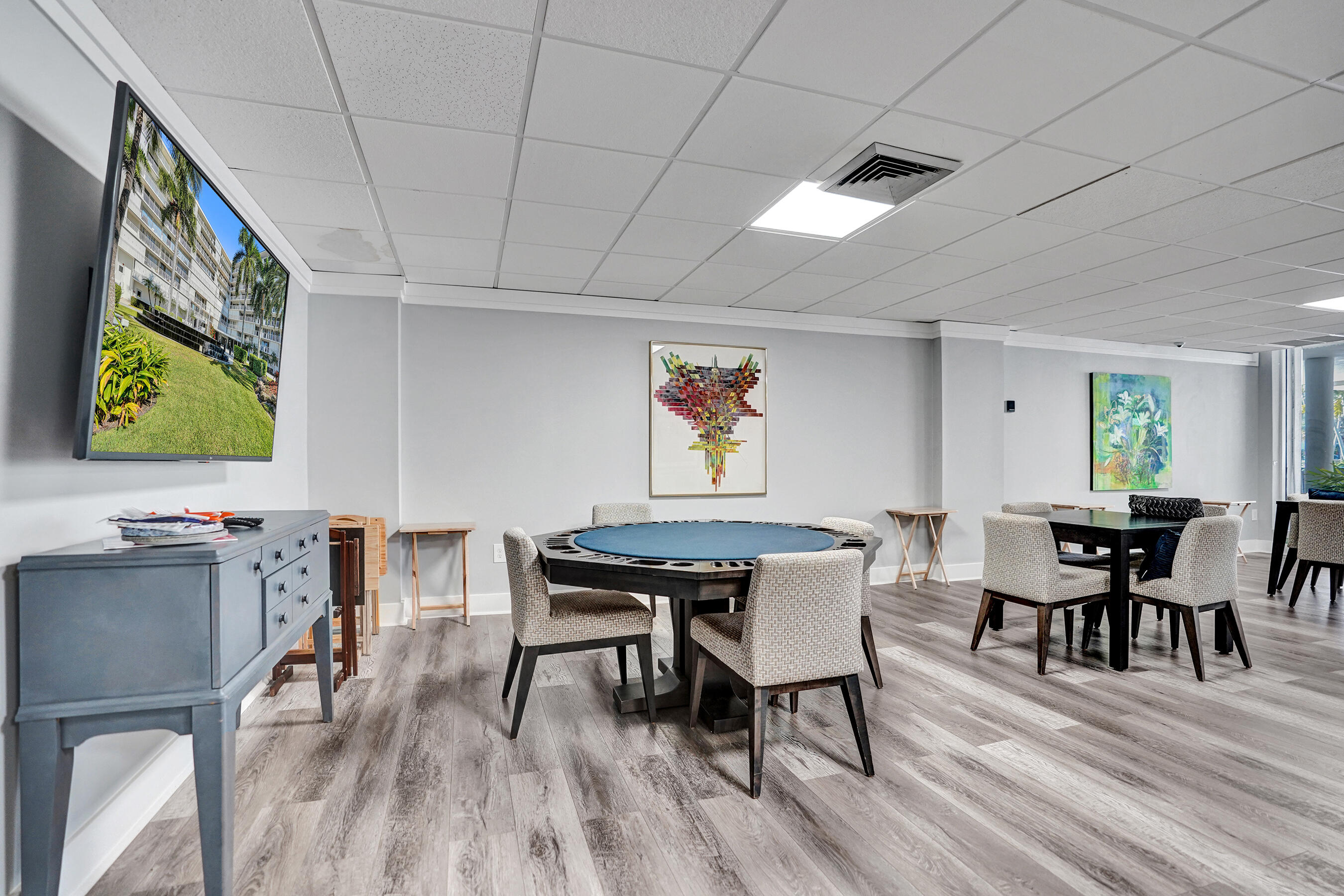 BARCLAY CONDO - Residential