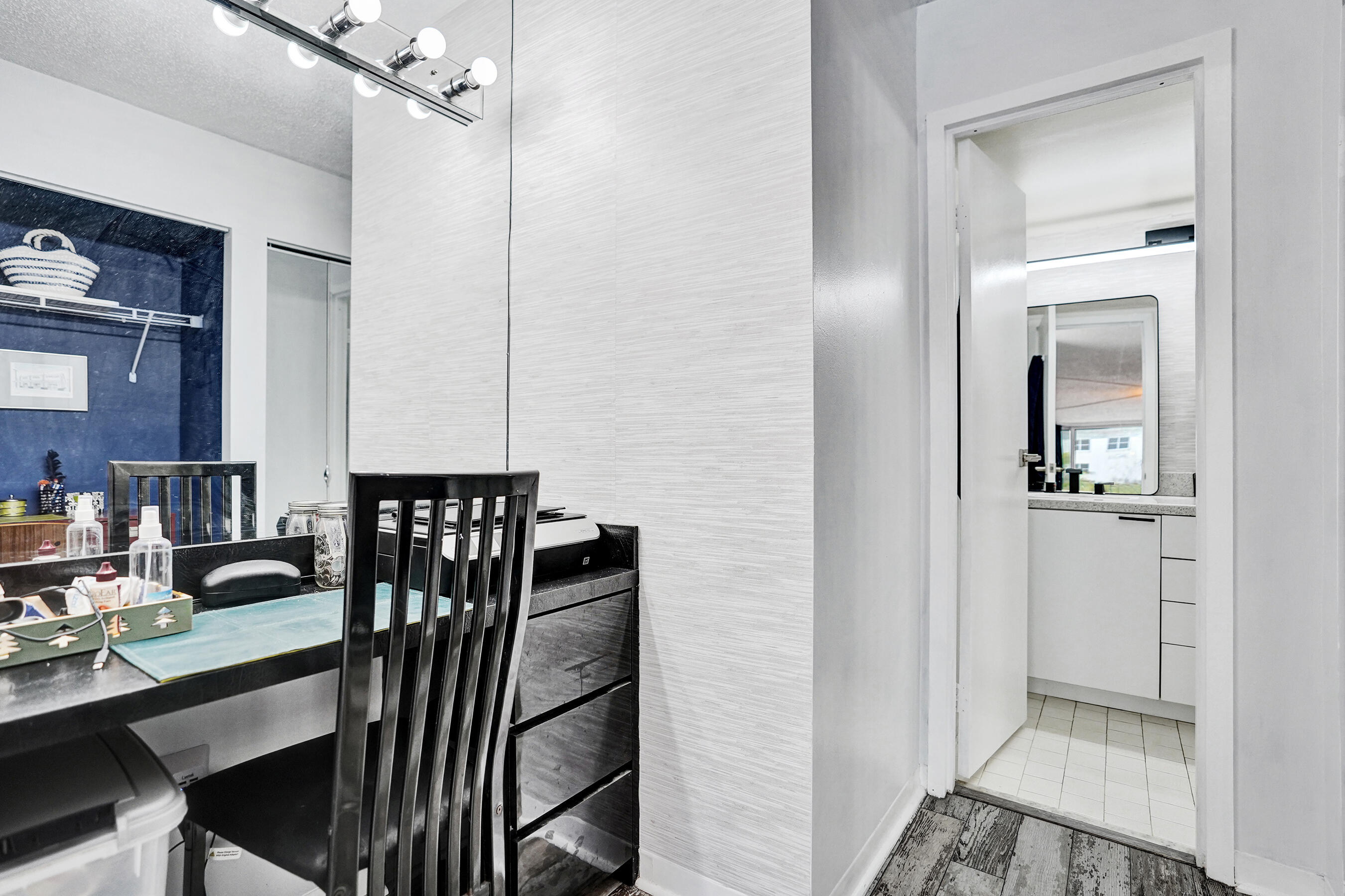 BARCLAY CONDO - Residential