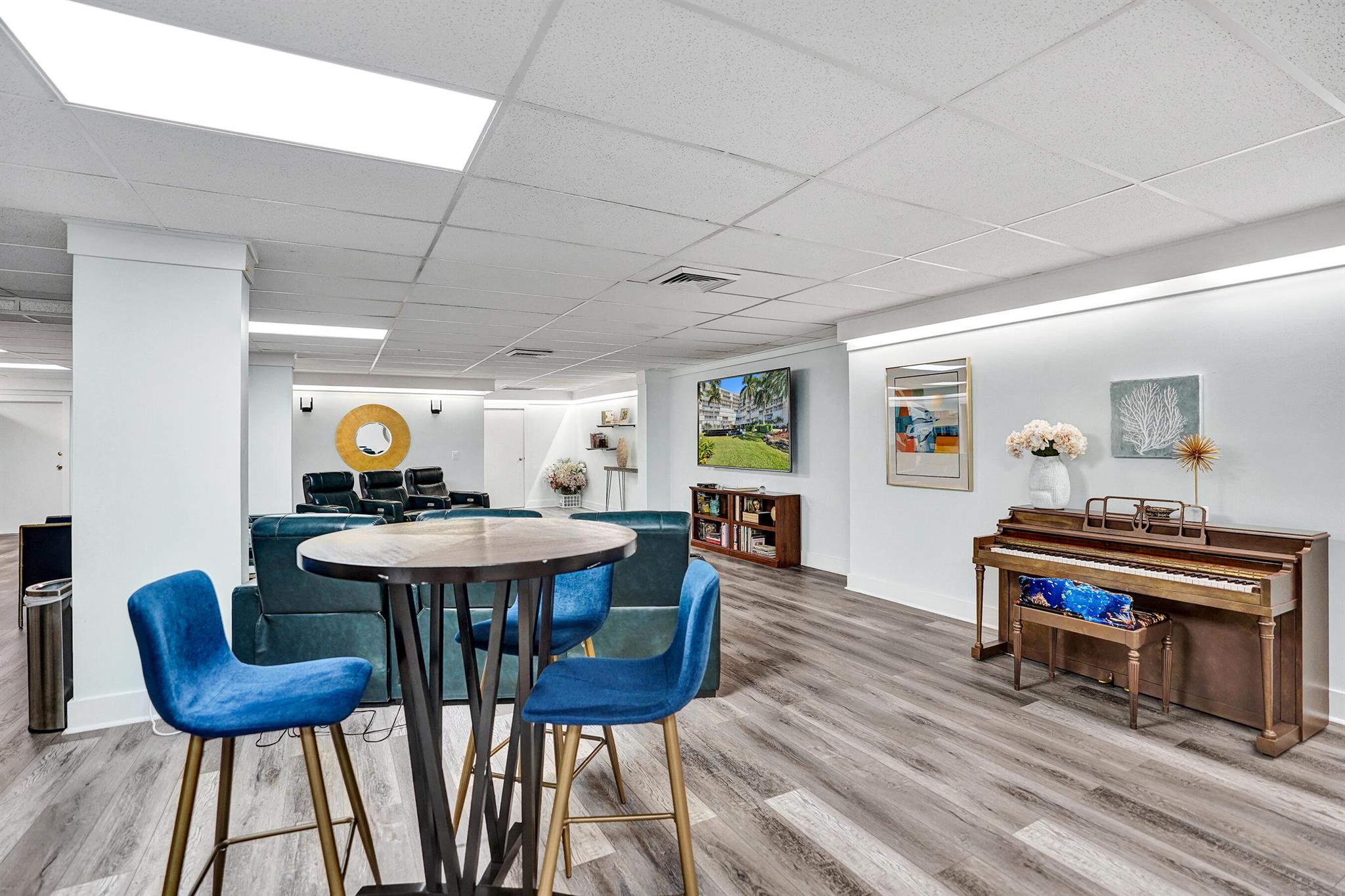 BARCLAY CONDO - Residential