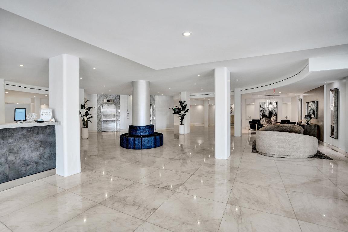 BARCLAY CONDO - Residential