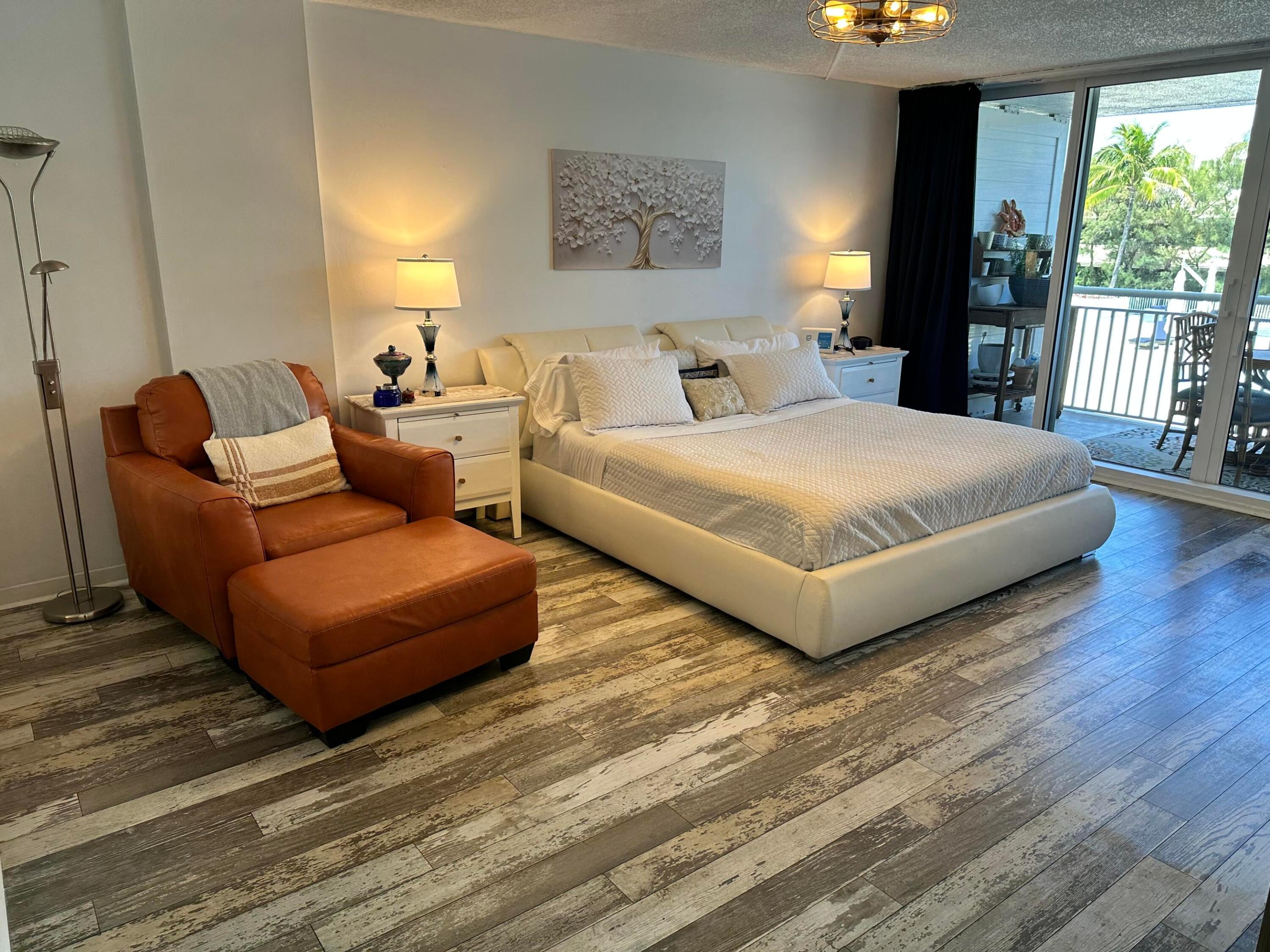 BARCLAY CONDO - Residential