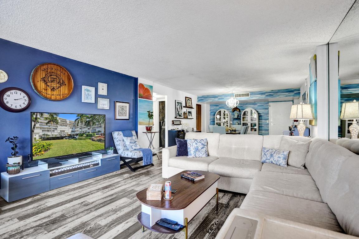 BARCLAY CONDO - Residential