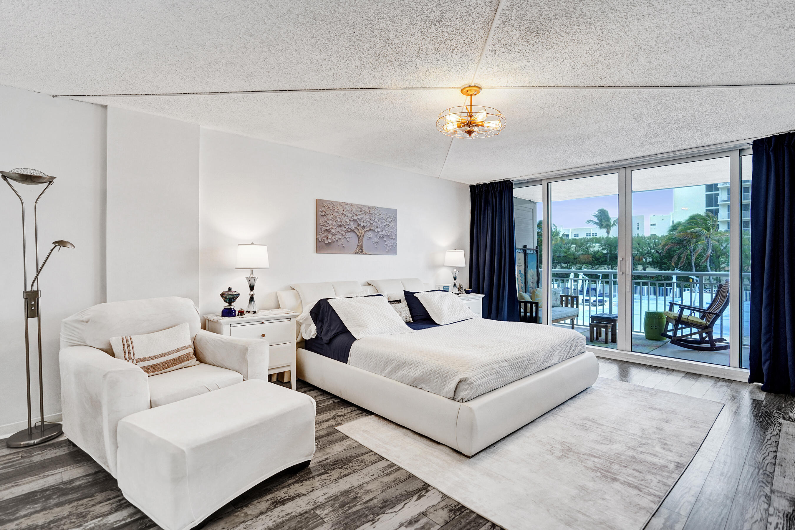 BARCLAY CONDO - Residential
