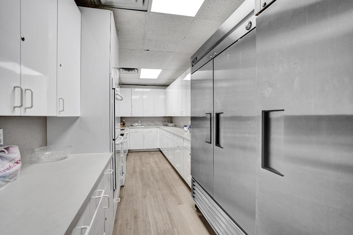 BARCLAY CONDO - Residential