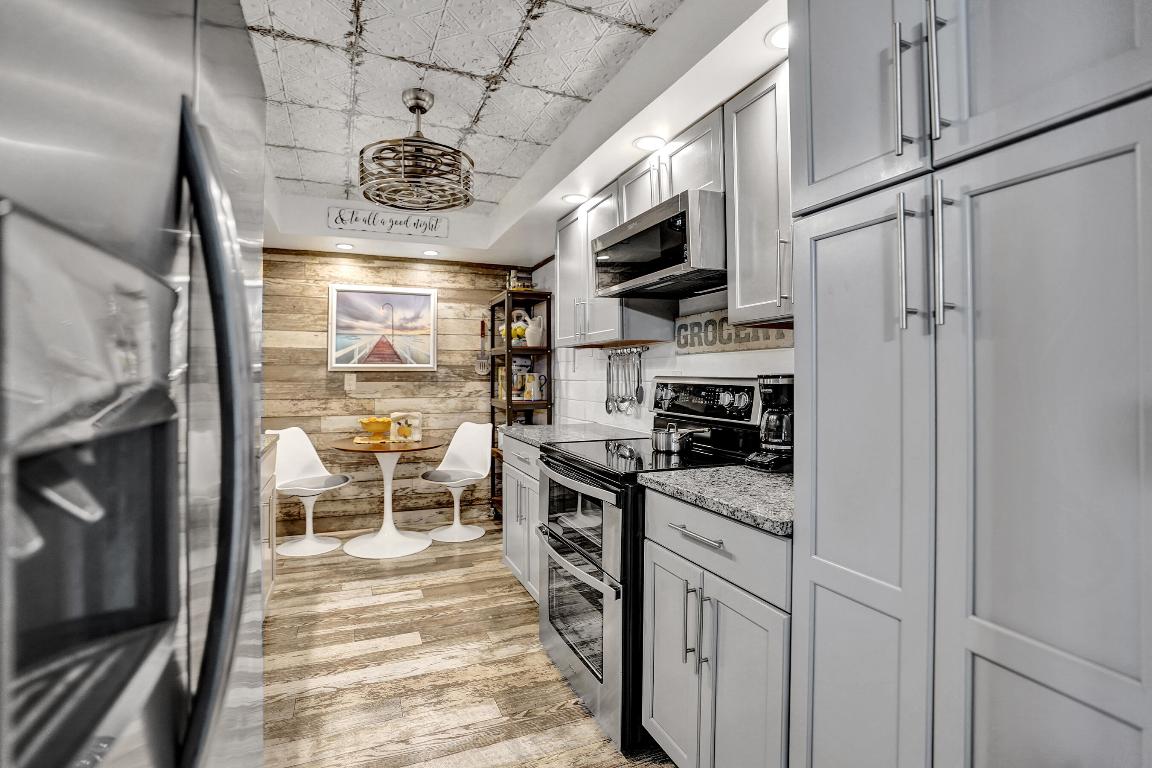 BARCLAY CONDO - Residential