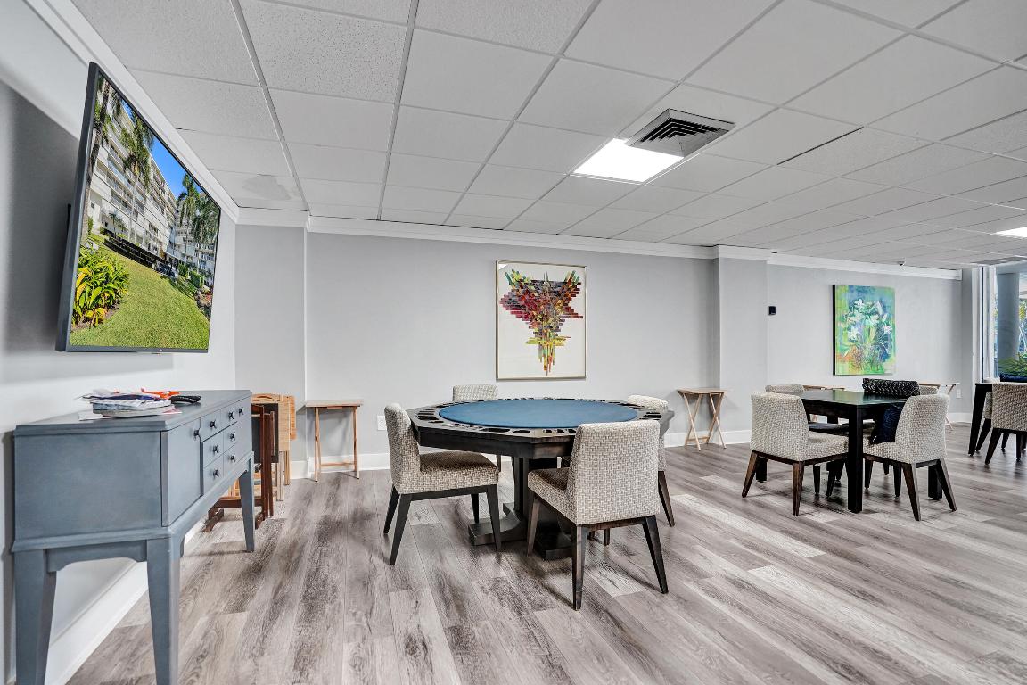 BARCLAY CONDO - Residential